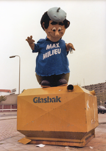 841677 Afbeelding van de mascotte Max Milieu voor de promotie van het verantwoord scheiden van afval in de provincie ...